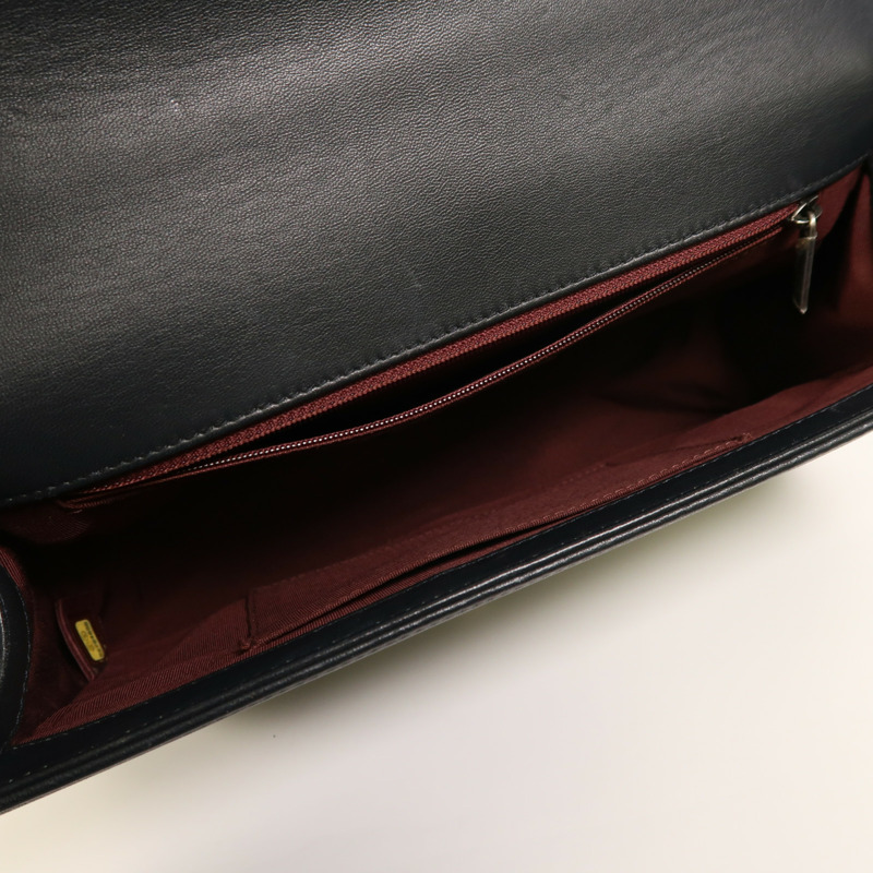 CHANEL 牛皮皮革Boy 28銀扣鏈帶肩背袋-4