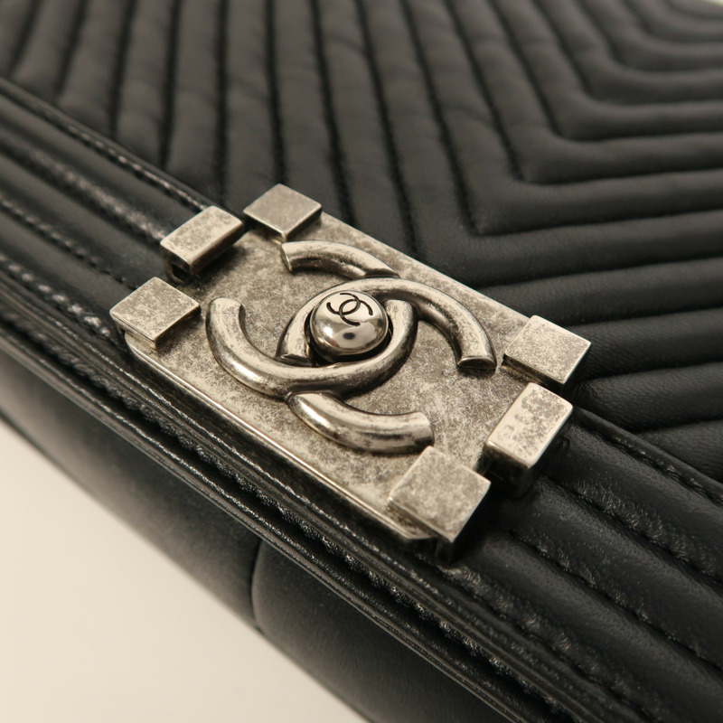 CHANEL 牛皮皮革Boy 28銀扣鏈帶肩背袋-10