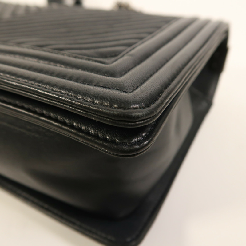 CHANEL 牛皮皮革Boy 28銀扣鏈帶肩背袋-11