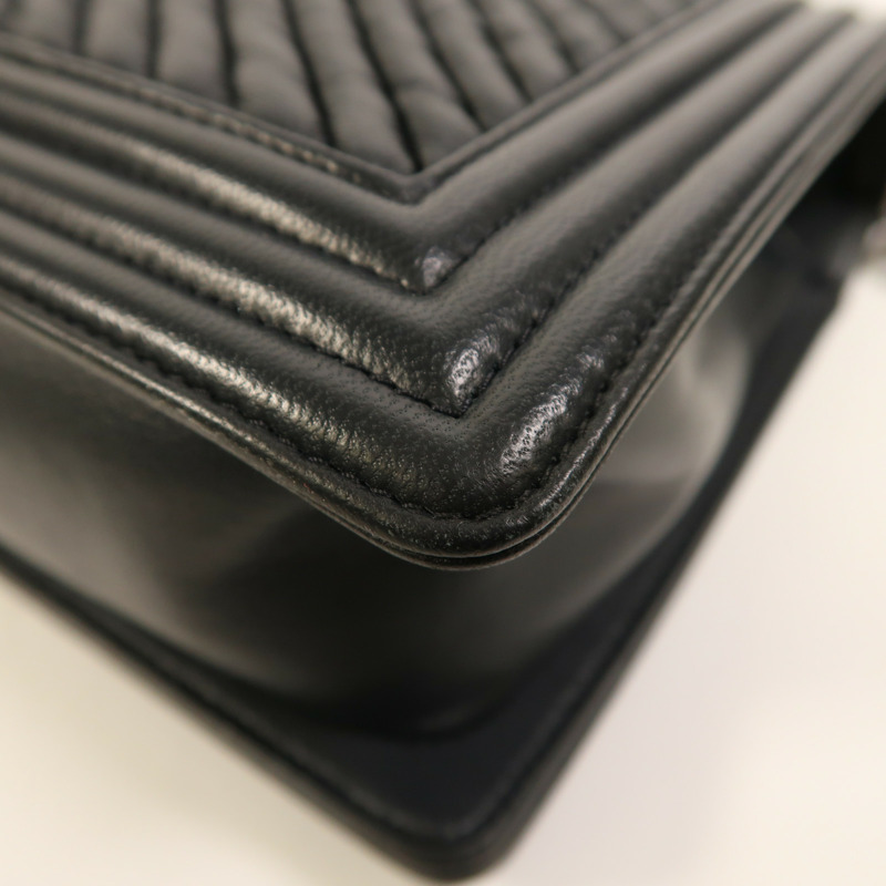 CHANEL 牛皮皮革Boy 28銀扣鏈帶肩背袋-13