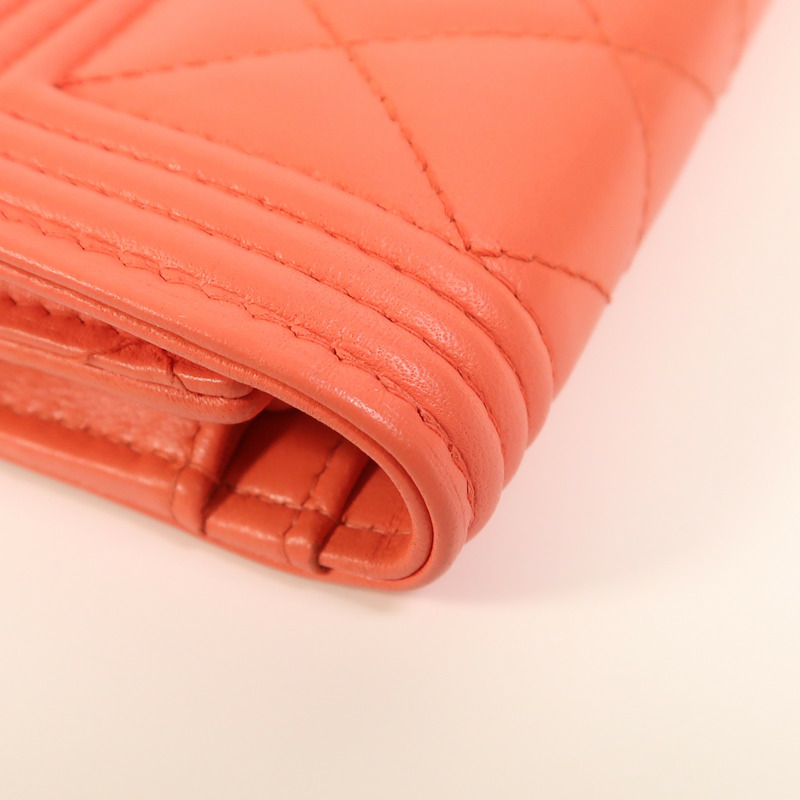 CHANEL 牛皮皮革Boy Wallet金扣錢包-12