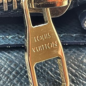 *奢華大道國際精品*【L3277】 LV海洋藍色牛皮TAIGA BRAZZA對開長夾 M33404-4