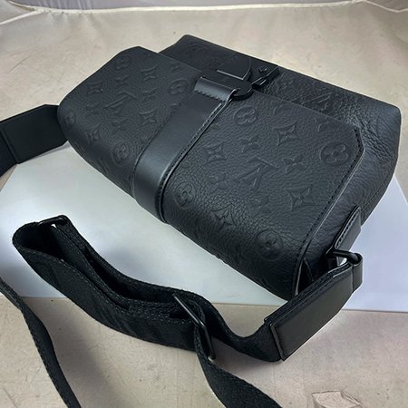 *奢華大道國際精品*【L3408】LV黑色牛皮壓紋S-Cape 郵差包M23741-2