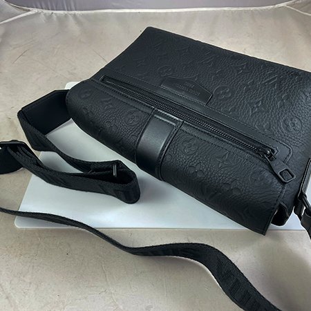 *奢華大道國際精品*【L3408】LV黑色牛皮壓紋S-Cape 郵差包M23741-3