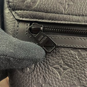 *奢華大道國際精品*【L3408】LV黑色牛皮壓紋S-Cape 郵差包M23741-11