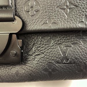 *奢華大道國際精品*【L3408】LV黑色牛皮壓紋S-Cape 郵差包M23741-13