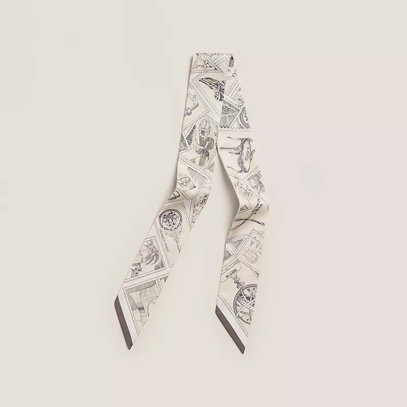 Hermes Le Philateliste du Faubourg Twilly 絲巾
官網NT$ 8,200-2