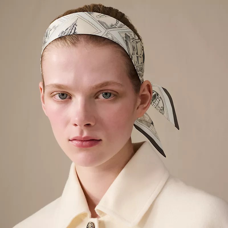 Hermes Le Philateliste du Faubourg Twilly 絲巾
官網NT$ 8,200-4