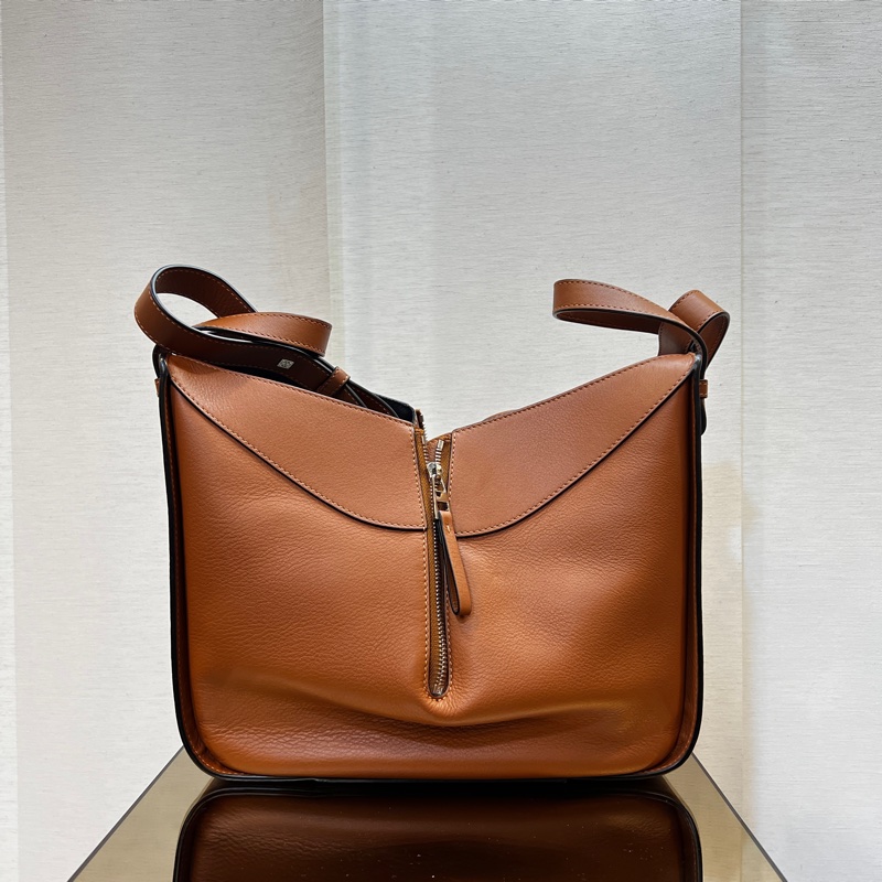 Loewe 焦糖牛皮銀釦Hommock中號吊床包-1