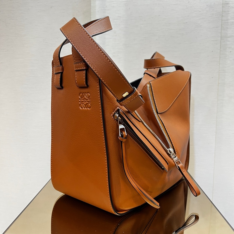 Loewe 焦糖牛皮銀釦Hommock中號吊床包-3