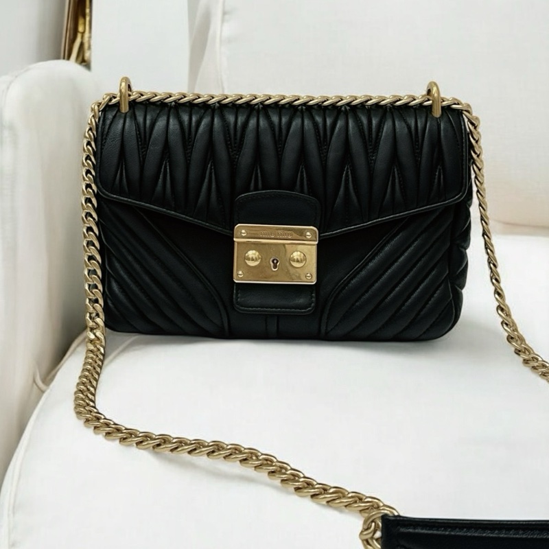 莉亞精品♡ Miumiu 金屬扣環斜背包黑 二手美包-0