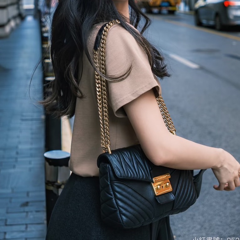 莉亞精品♡ Miumiu 金屬扣環斜背包黑 二手美包-1