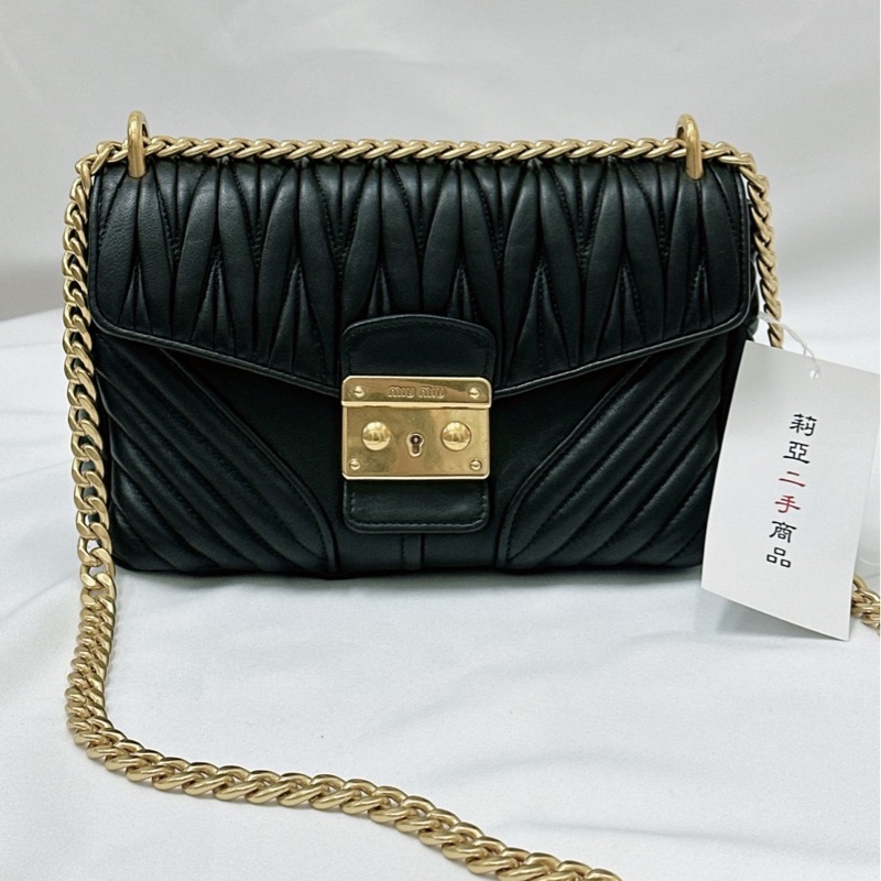 莉亞精品♡ Miumiu 金屬扣環斜背包黑 二手美包-2