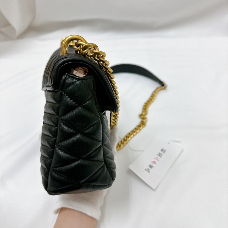 莉亞精品♡ Miumiu 金屬扣環斜背包黑 二手美包-4