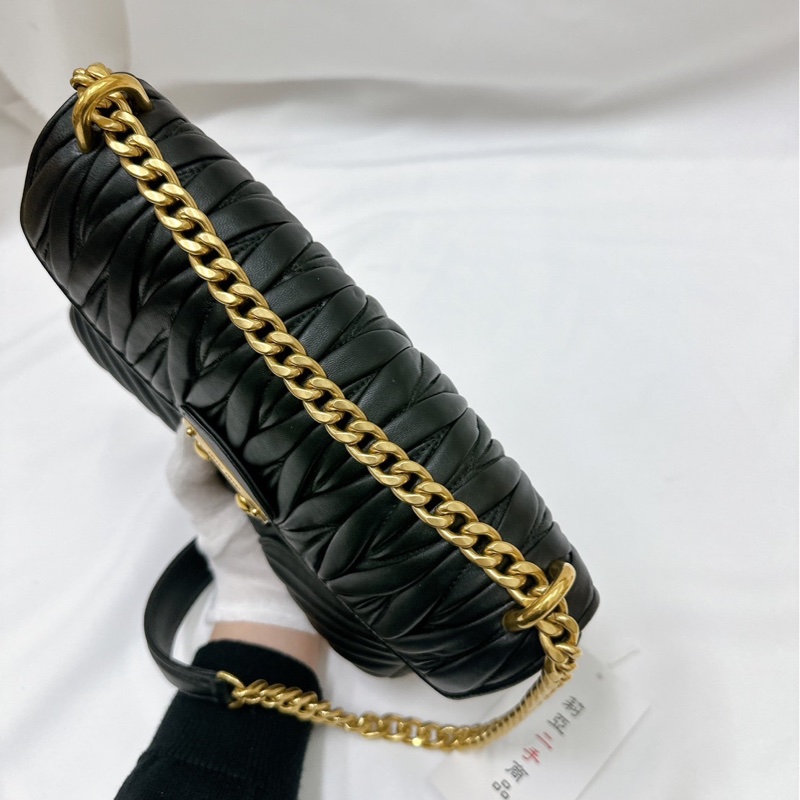 莉亞精品♡ Miumiu 金屬扣環斜背包黑 二手美包-6