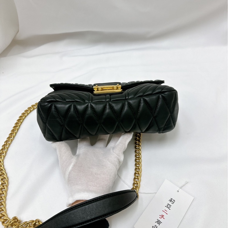 莉亞精品♡ Miumiu 金屬扣環斜背包黑 二手美包-7