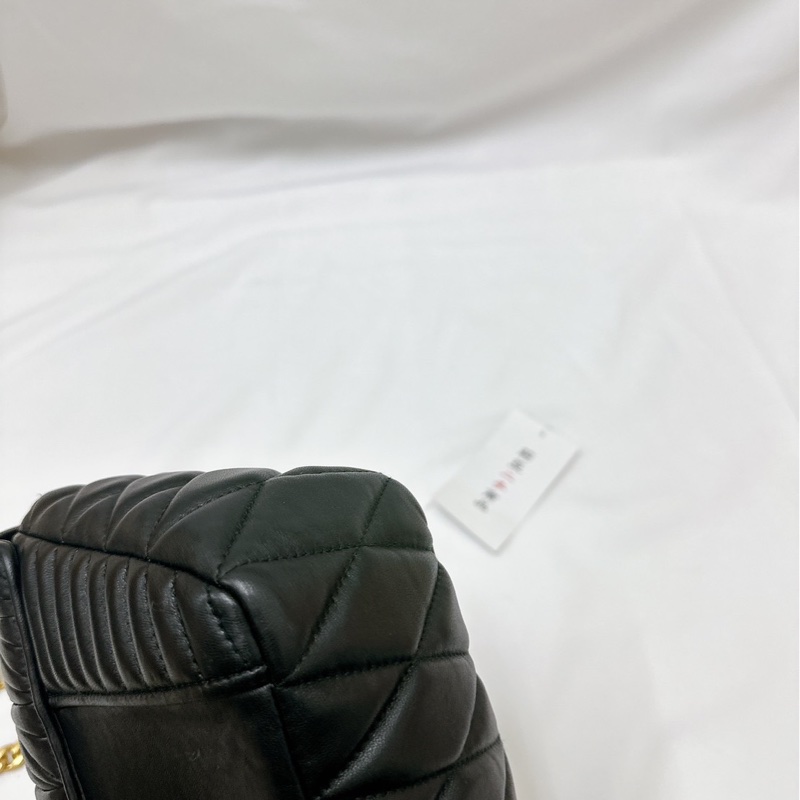 莉亞精品♡ Miumiu 金屬扣環斜背包黑 二手美包-8