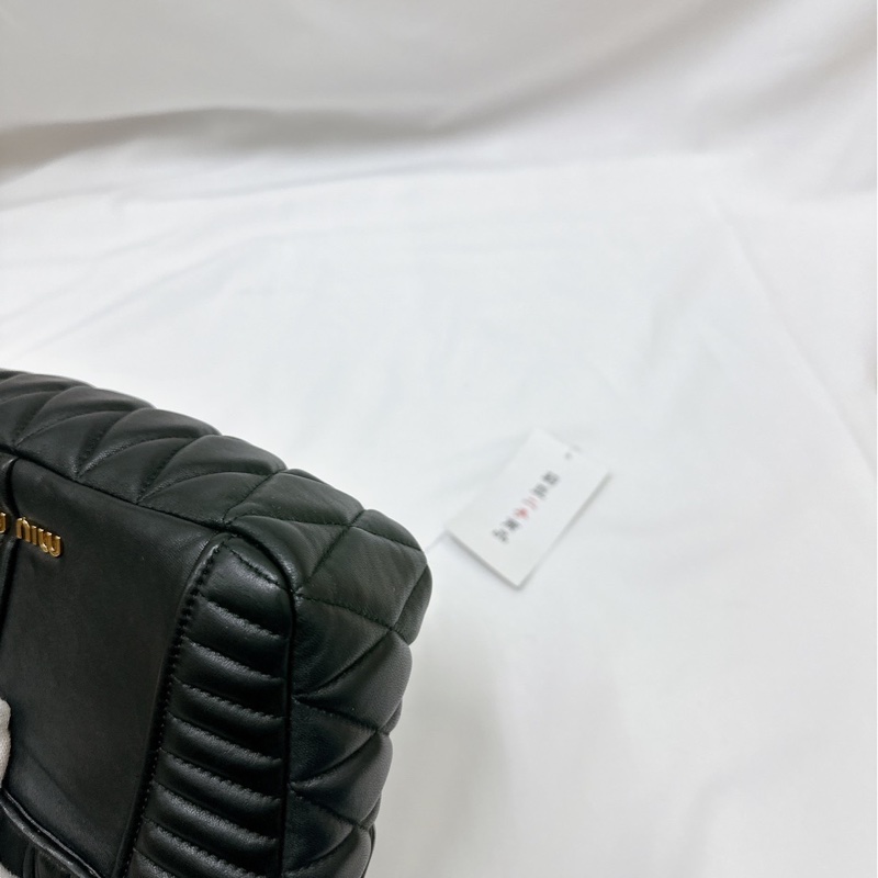 莉亞精品♡ Miumiu 金屬扣環斜背包黑 二手美包-9