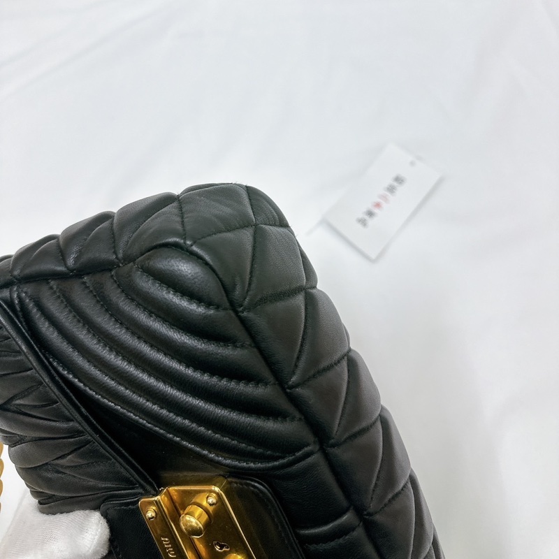 莉亞精品♡ Miumiu 金屬扣環斜背包黑 二手美包-10