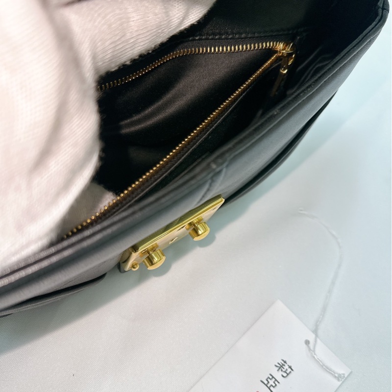 莉亞精品♡ Miumiu 金屬扣環斜背包黑 二手美包-11