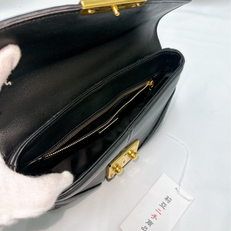 莉亞精品♡ Miumiu 金屬扣環斜背包黑 二手美包-12