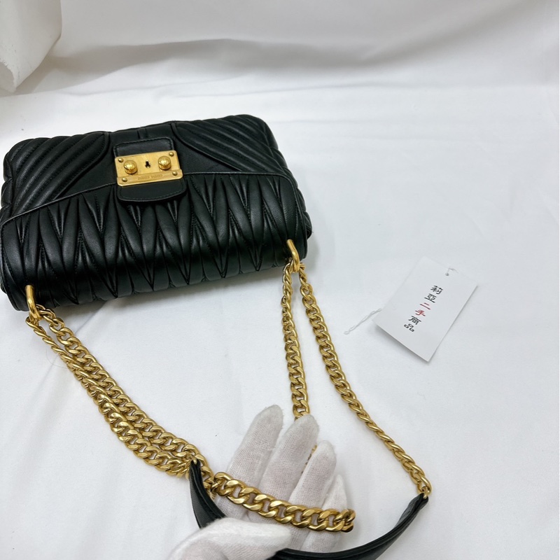 莉亞精品♡ Miumiu 金屬扣環斜背包黑 二手美包-13