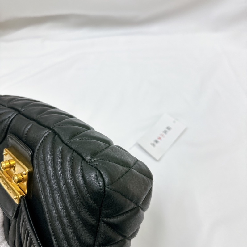 莉亞精品♡ Miumiu 金屬扣環斜背包黑 二手美包-14