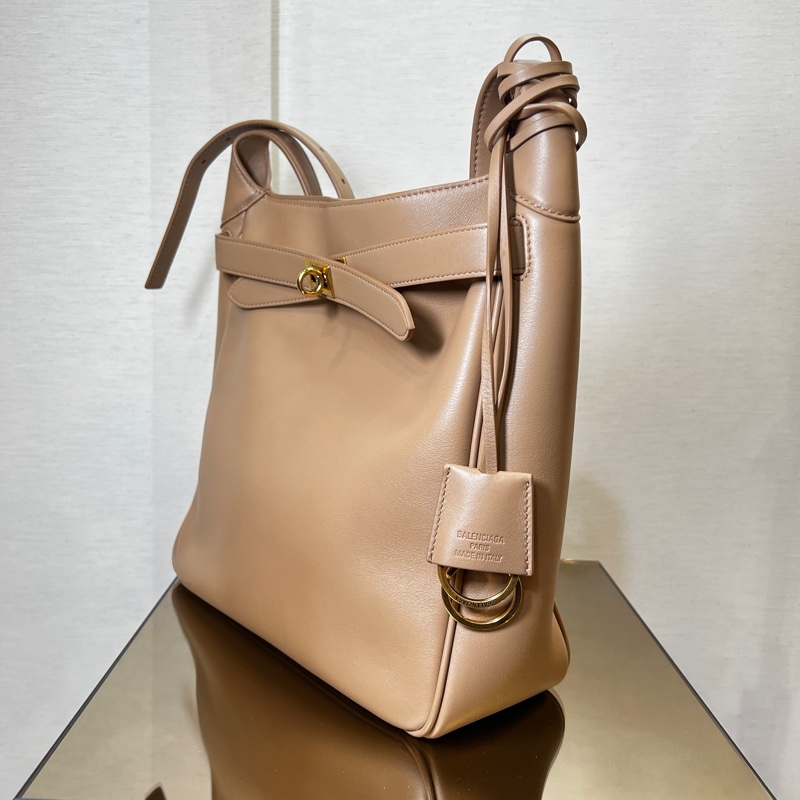 Balenciaga 奶茶牛皮霧金釦直立交叉斜背包-2