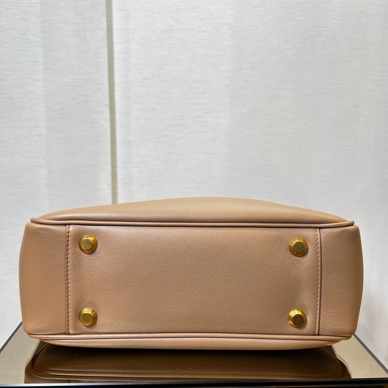 Balenciaga 奶茶牛皮霧金釦直立交叉斜背包-4