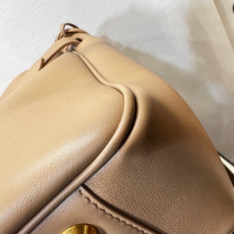 Balenciaga 奶茶牛皮霧金釦直立交叉斜背包-5