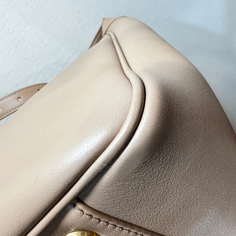 Balenciaga 奶茶牛皮霧金釦直立交叉斜背包-7