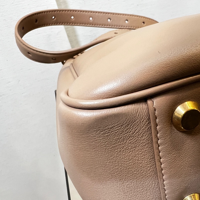 Balenciaga 奶茶牛皮霧金釦直立交叉斜背包-8