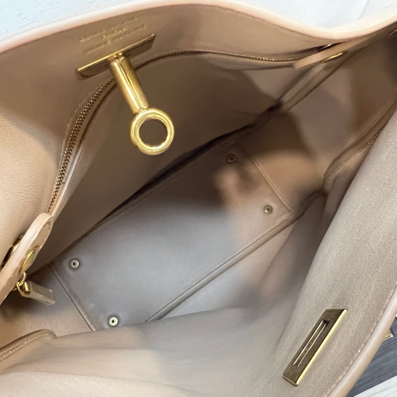 Balenciaga 奶茶牛皮霧金釦直立交叉斜背包-9