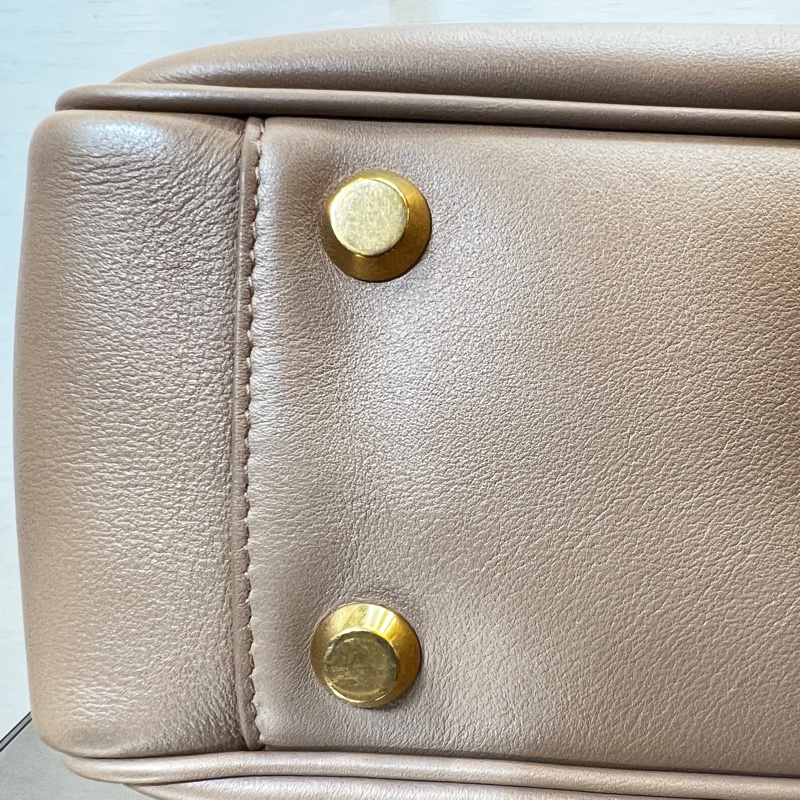 Balenciaga 奶茶牛皮霧金釦直立交叉斜背包-10