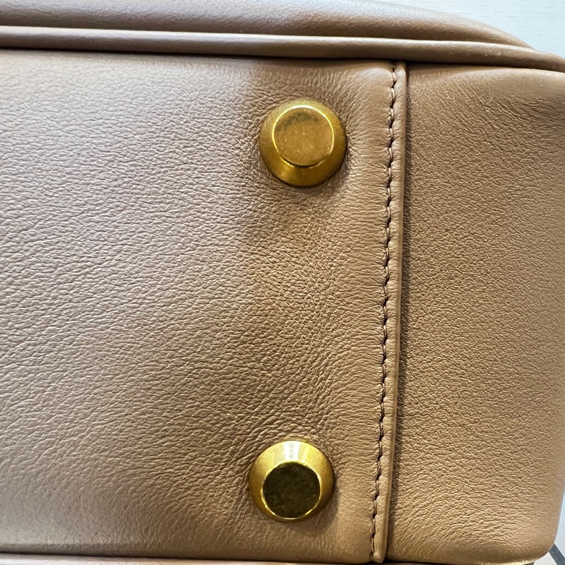 Balenciaga 奶茶牛皮霧金釦直立交叉斜背包-11