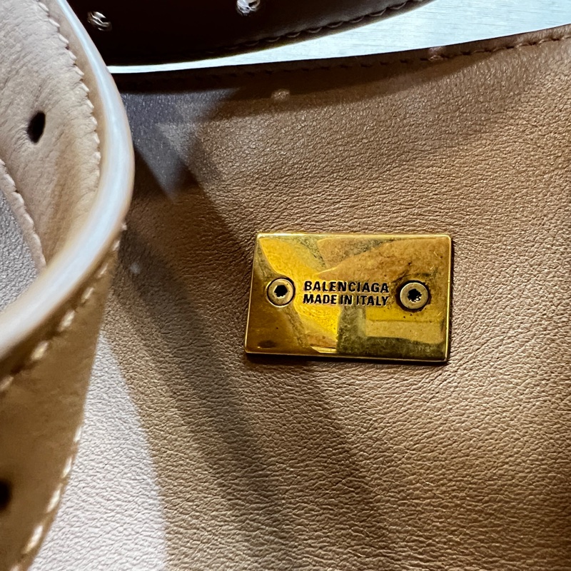 Balenciaga 奶茶牛皮霧金釦直立交叉斜背包-12