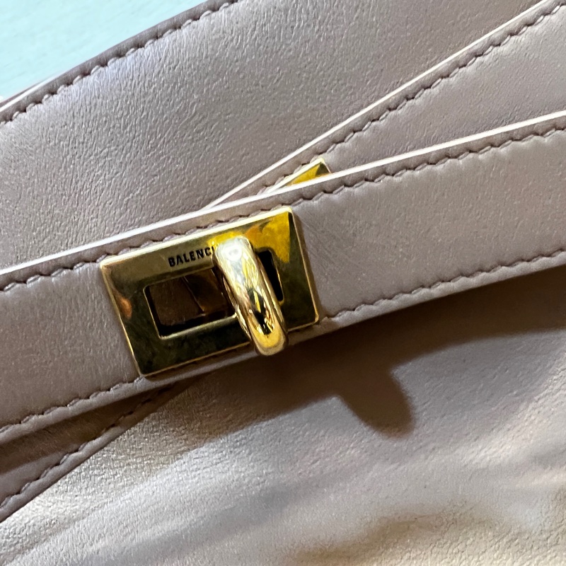 Balenciaga 奶茶牛皮霧金釦直立交叉斜背包-13