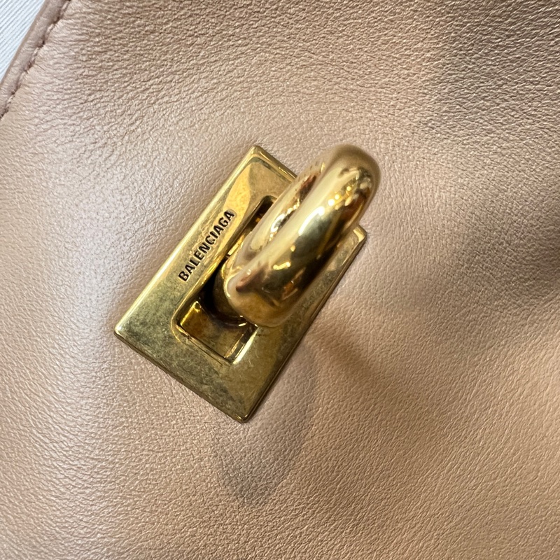 Balenciaga 奶茶牛皮霧金釦直立交叉斜背包-14