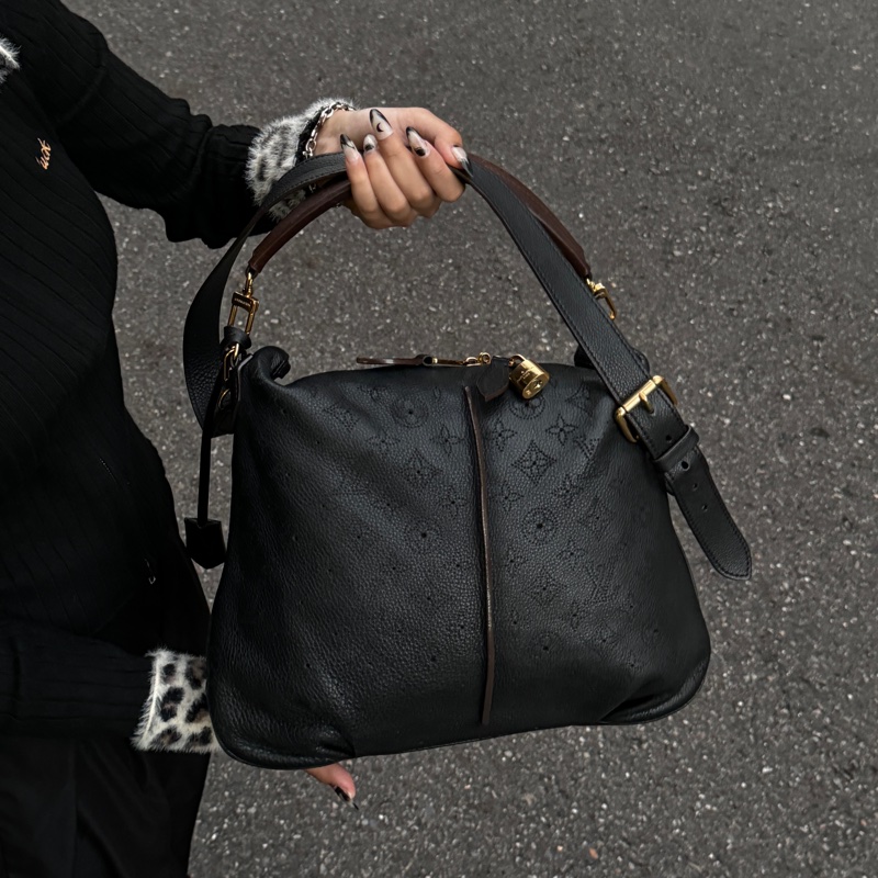 （超稀有⏰） LV Mahina 全牛皮 斜背+單肩+腋下 專櫃15.3萬！-7