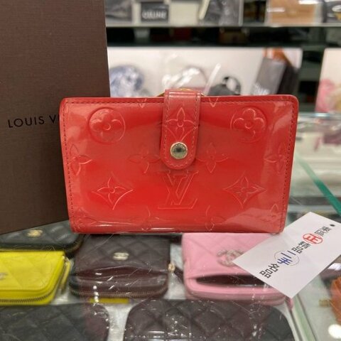 東區正精品㊣LOUIS VUITTON LV 粉紅色字紋漆皮壓紋蝴蝶扣復古釦釦式零錢袋中夾皮夾 RZ6085