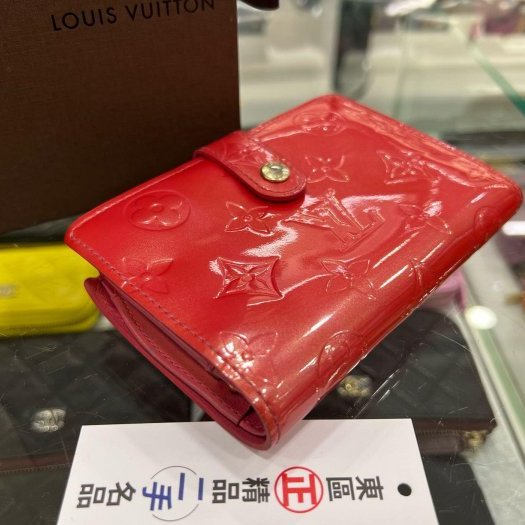 東區正精品㊣LOUIS VUITTON LV 粉紅色字紋漆皮壓紋蝴蝶扣復古釦釦式零錢袋中夾皮夾 RZ6085-1