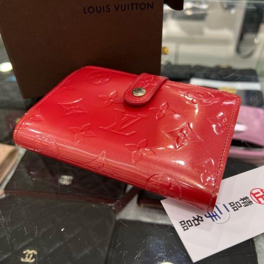 東區正精品㊣LOUIS VUITTON LV 粉紅色字紋漆皮壓紋蝴蝶扣復古釦釦式零錢袋中夾皮夾 RZ6085-2