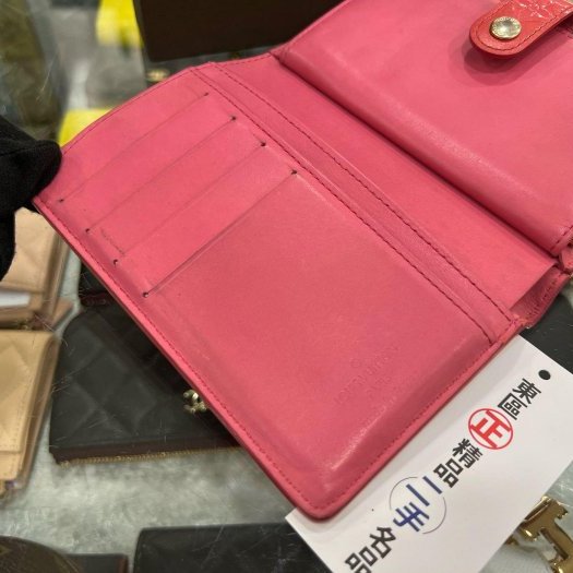東區正精品㊣LOUIS VUITTON LV 粉紅色字紋漆皮壓紋蝴蝶扣復古釦釦式零錢袋中夾皮夾 RZ6085-3