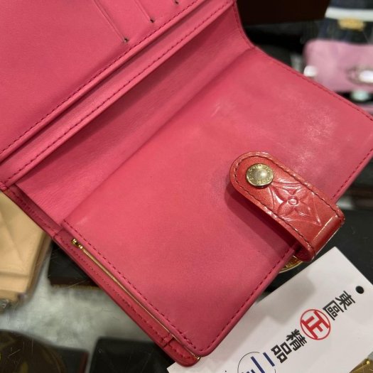 東區正精品㊣LOUIS VUITTON LV 粉紅色字紋漆皮壓紋蝴蝶扣復古釦釦式零錢袋中夾皮夾 RZ6085-4