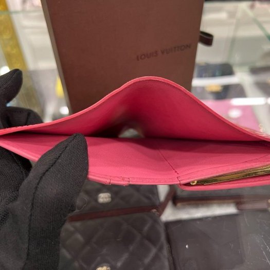 東區正精品㊣LOUIS VUITTON LV 粉紅色字紋漆皮壓紋蝴蝶扣復古釦釦式零錢袋中夾皮夾 RZ6085-5