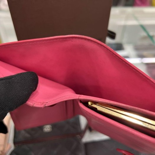 東區正精品㊣LOUIS VUITTON LV 粉紅色字紋漆皮壓紋蝴蝶扣復古釦釦式零錢袋中夾皮夾 RZ6085-6