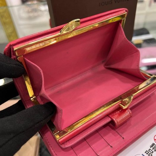 東區正精品㊣LOUIS VUITTON LV 粉紅色字紋漆皮壓紋蝴蝶扣復古釦釦式零錢袋中夾皮夾 RZ6085-7
