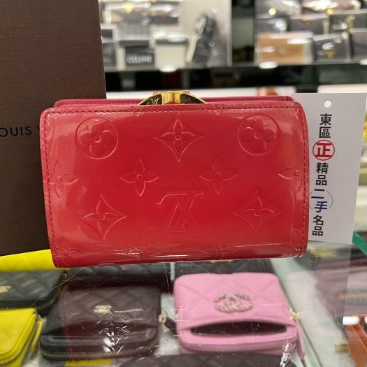 東區正精品㊣LOUIS VUITTON LV 粉紅色字紋漆皮壓紋蝴蝶扣復古釦釦式零錢袋中夾皮夾 RZ6085-8