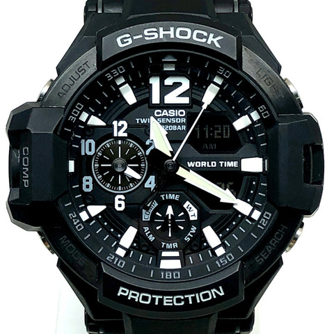卡西歐 G-SHOCK GA-1100-1A GRAVITYMASTER 手錶，配備雙感測器，可測量方向和溫度，顯示世界時間，高亮度 LED 照明，黑白配色，指針/數字雙顯，於 2015 年 4 月發布。