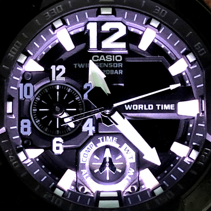 卡西歐 G-SHOCK GA-1100-1A GRAVITYMASTER 手錶，配備雙感測器，可測量方向和溫度，顯示世界時間，高亮度 LED 照明，黑白配色，指針/數字雙顯，於 2015 年 4 月發布。-8
